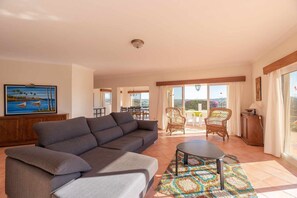 TV - Villa 'Água' with Mountain Views, Wi-Fi, and Air Conditioning (Albufeira)