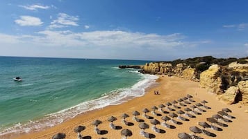 Una spiaggia nelle vicinanze