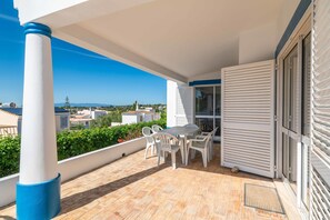 Outdoor dining - Villa 'Eulália' with Private Pool, Wi-Fi and Air Conditioning (Guia)