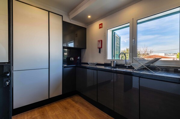 Fridge, microwave, oven, stovetop - Holiday Home 'Villa Sol' with Private Pool, Wi-Fi and Air Conditioning (Guia)