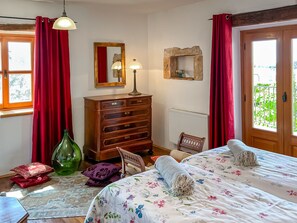 4 bedrooms, iron/ironing board, WiFi