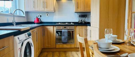 Kühlschrank, Mikrowelle, Ofen, Geschirrspüler