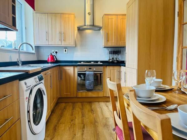 Réfrigérateur, micro-ondes, four, lave-vaisselle