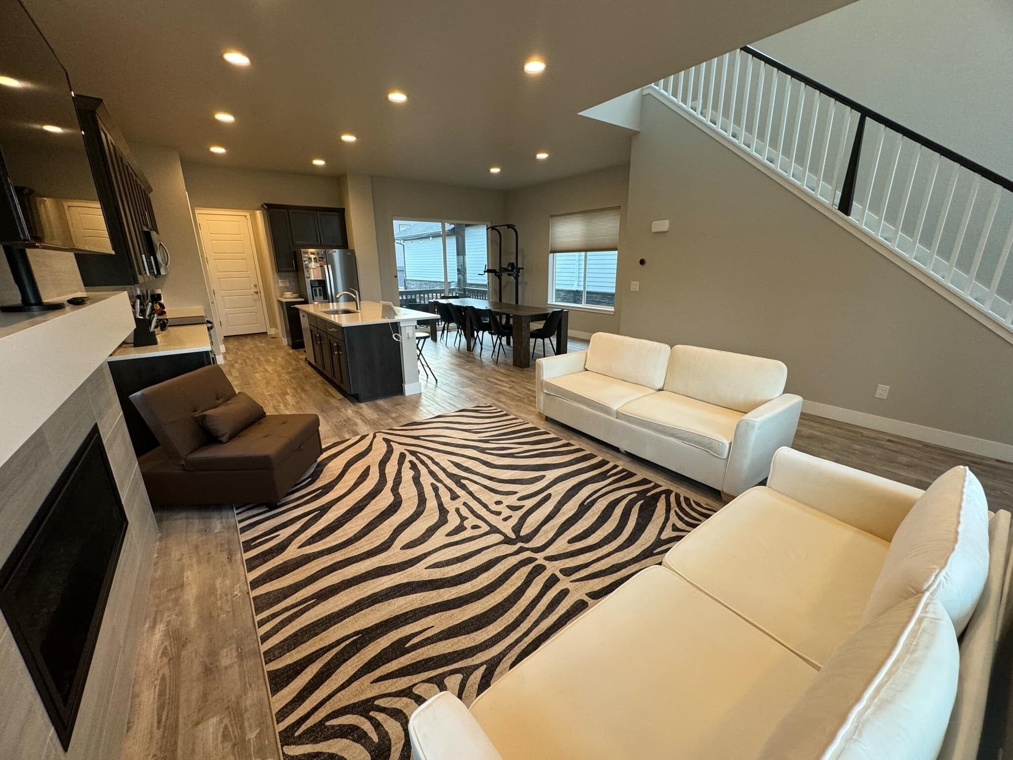 New Charming 3 Bedroom Contemporary House with AC, WiFi by The Airport Aurora 
