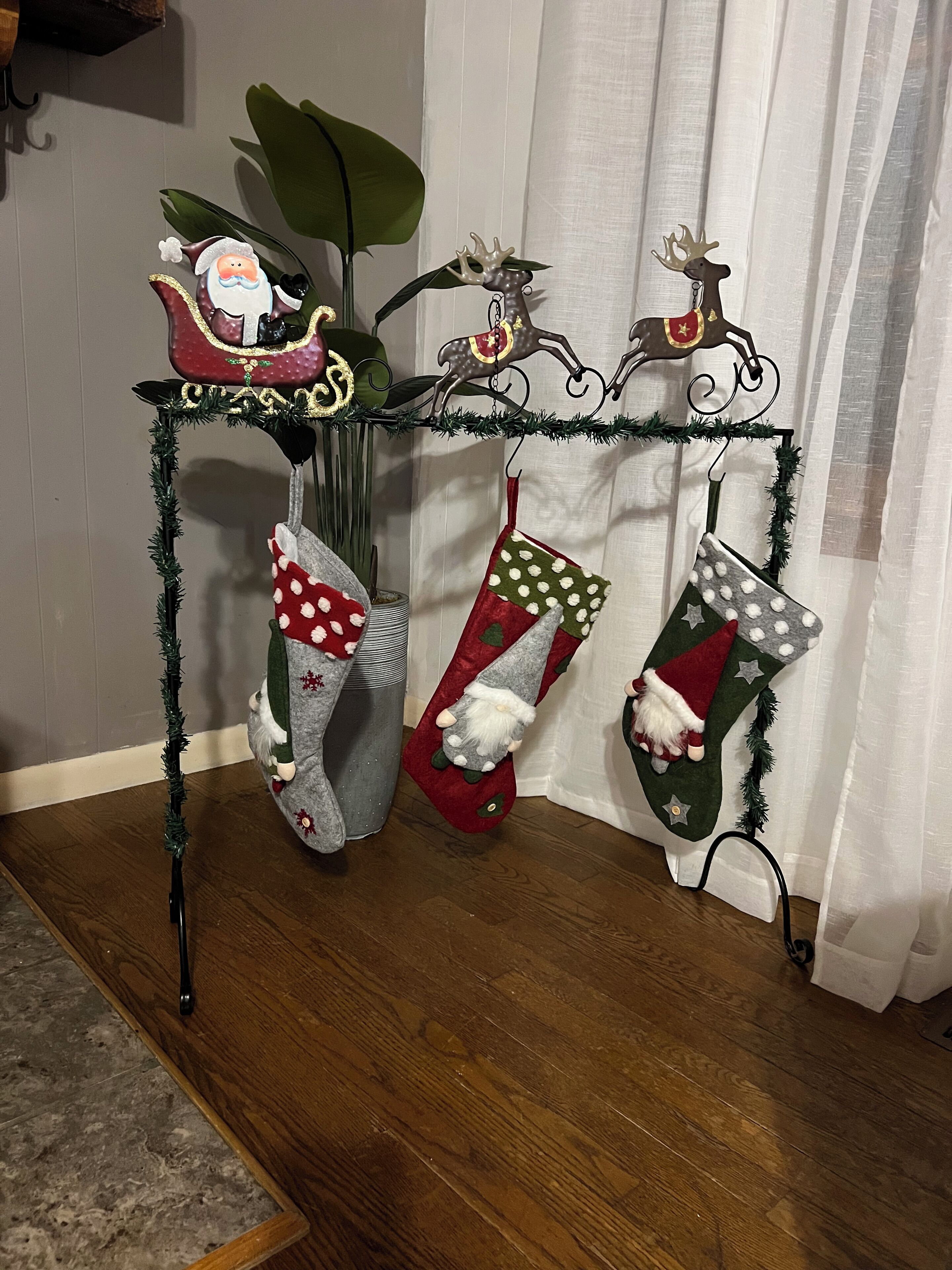 Ein Tisch mit Weihnachtssocken, einer Weihnachtsmannfigur und einer Rentierdeko.