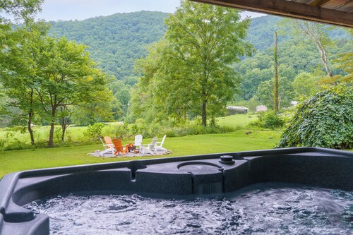 Secluded - Near Pigeon Forge + Gatlinburg! Hot Tub + Firepit + Game Room + WiFi