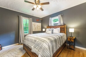 3 habitaciones, tabla de planchar con plancha y cuna de viaje 