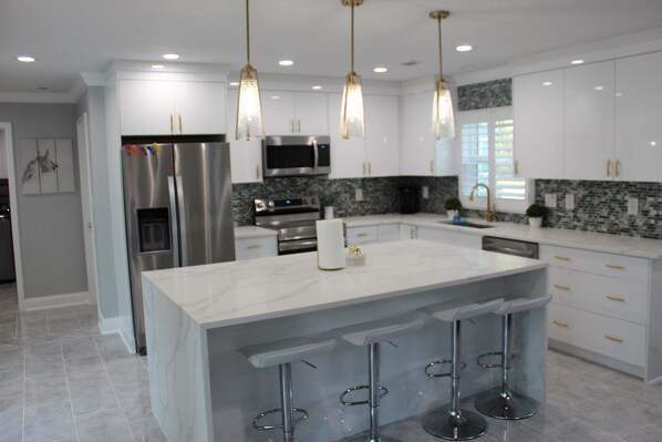 Private kitchen - Spacious 4-bedroom house in fantastic Tampa with AC, WiFi (Tampa)