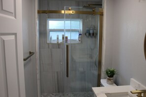 Douche, sĂšche-cheveux, serviettes fournies, savon
