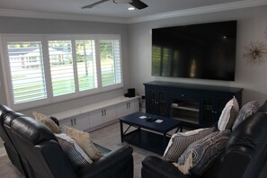 Living area - Spacious 4-bedroom house in fantastic Tampa with AC, WiFi (Tampa)