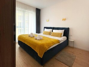 1 bedroom, iron/ironing board, free WiFi, bed sheets - Chic Apartment in Cosmopolit Residence w. Balcony (Brașov)