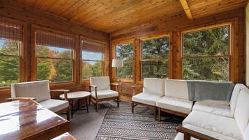 Een smart-tv, een open haard, een tafeltennistafel en een computerscherm