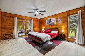 4 bedrooms, desk, iron/ironing board, travel crib