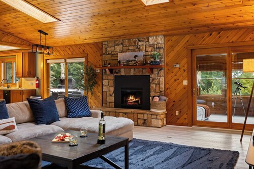 HotTub|Sauna|Pool Pass|Games|FirePit|Pets|Family