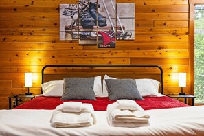 4 bedrooms, desk, iron/ironing board, travel crib