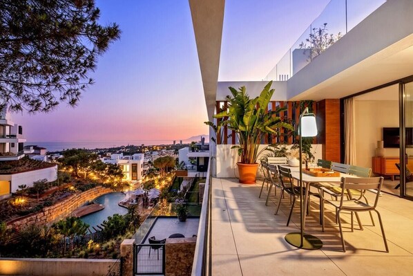 Outdoor dining - Oasis Verde (Marbella)