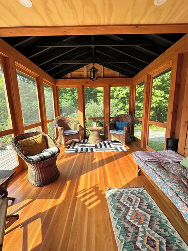 Charming 1-bedroom cabin w/ pond on 5 private acres near Tanglewood & Berkshires