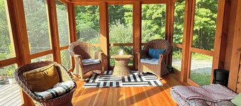Charming 1-bedroom cabin w/ pond on 5 private acres near Tanglewood & Berkshires