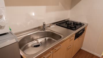 Fridge, microwave, stovetop, cookware/dishes/utensils