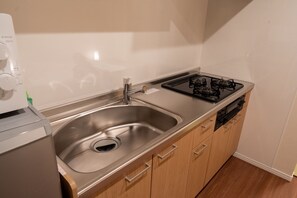 Réfrigérateur, micro-ondes, plaque de cuisson