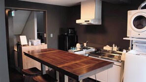 Fridge, microwave, stovetop, cookware/dishes/utensils - NEW OPEN onefloor rental room 5 minutes walk from Asato Station Located in Sakaemachi Market w / Naha Okinawa (Naha)