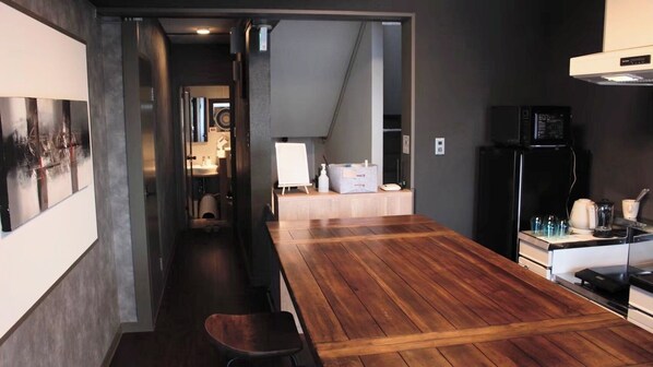 Fridge, microwave, stovetop, cookware/dishes/utensils - NEW OPEN onefloor rental room 5 minutes walk from Asato Station Located in Sakaemachi Market w / Naha Okinawa (Naha)