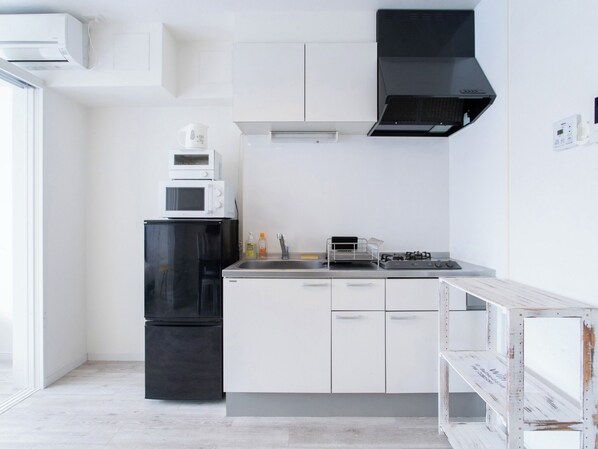 Frigorifero, microonde, piano cottura, pentole/stoviglie/utensili