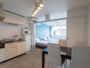 1 habitación, escritorio, tabla de planchar con plancha y wifi gratis