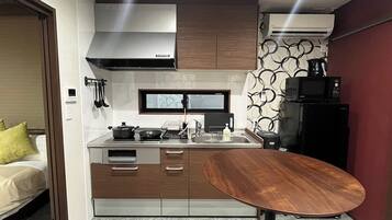 Fridge, microwave, stovetop, cookware/dishes/utensils