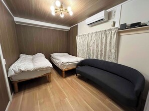 2 soverom, skrivebord, strykejern/-brett og wi-fi (inkludert)