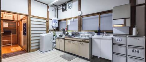 Frigorífic, microones, placa de cuina i torradora