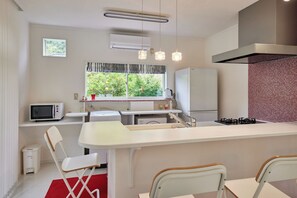 Geladeira, micro-ondas, cooktop, talheres/pratos/utensílios de cozinha