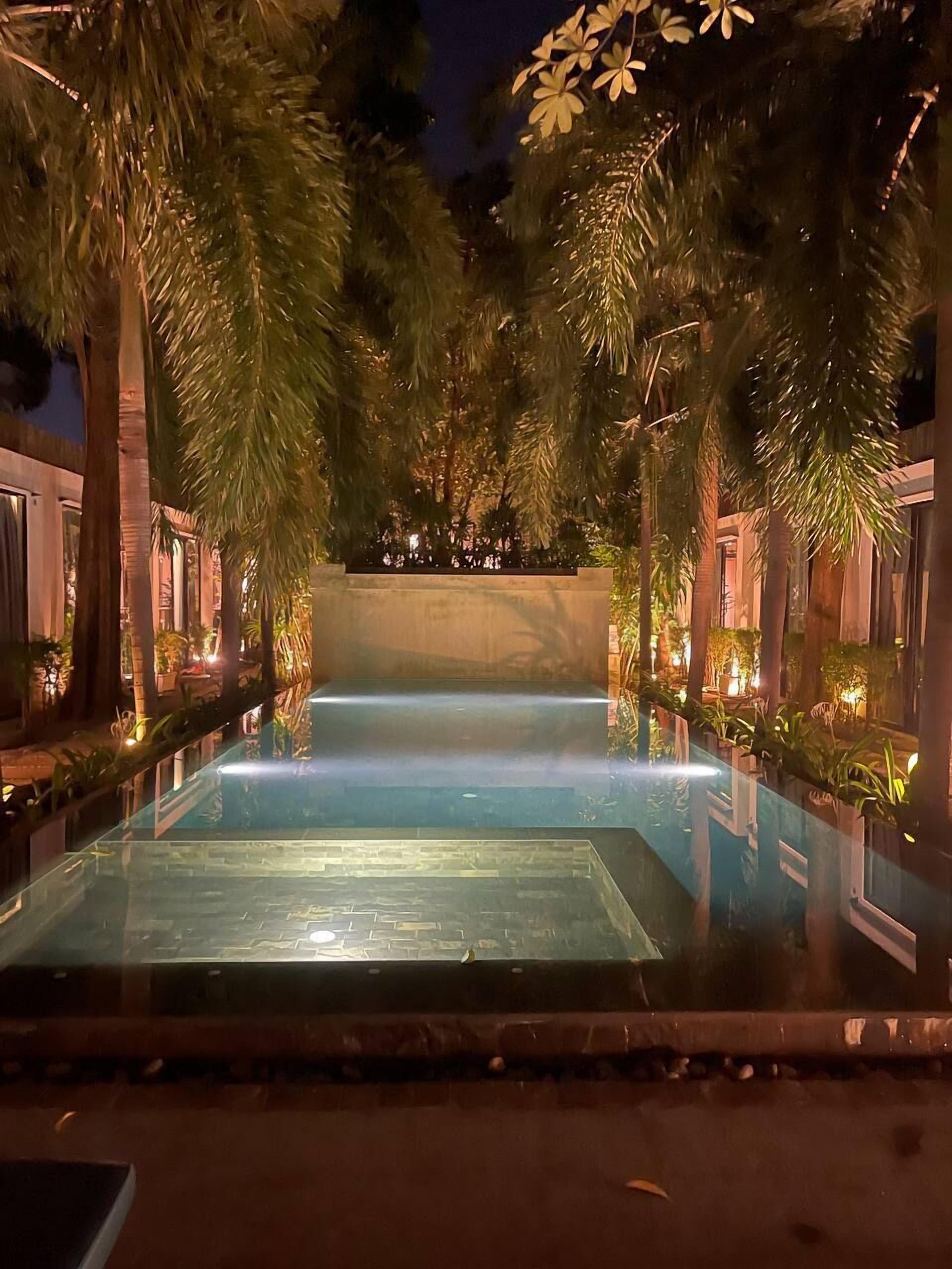 Outdoor pool, sun loungers