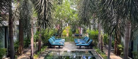 Piscine extérieure, chaises longues