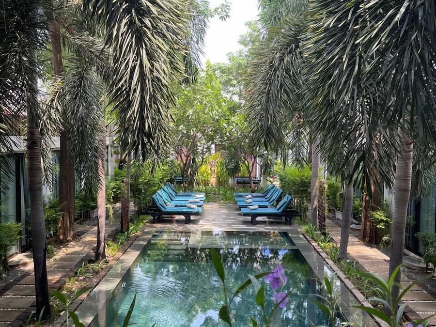 Piscina externa, espreguiçadeiras