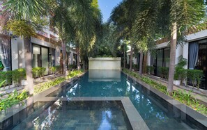 Outdoor pool, sun loungers - Tunnel Urban Retreat (Siem Reap)