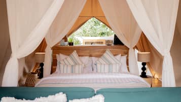 Camera Deluxe con letto matrimoniale o 2 letti singoli, non fumatori, vista piscina | Una cassaforte in camera, Wi-Fi gratuito, lenzuola