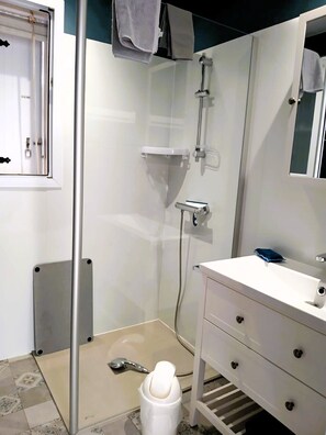 Douche, sèche-cheveux