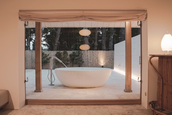 Luxury Villa | Bathroom | Shower, rainfall showerhead, free toiletries, hair dryer