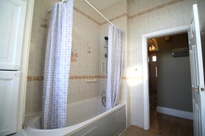 Douche, sèche-cheveux, serviettes fournies