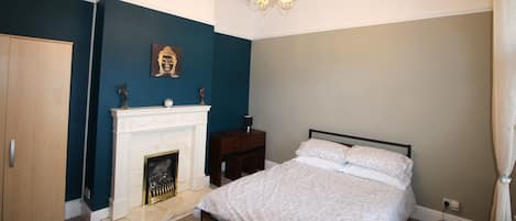 3 habitaciones, tabla de planchar con plancha, wifi y ropa de cama