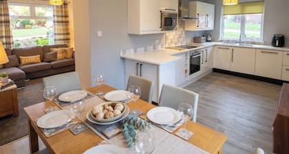 3 Bed House - Sleeps 6 - Parking - Pets - Garden