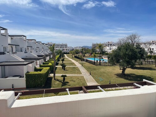 2 Bed Flat - Sleeps 4 - Pool - Parking - Wifi