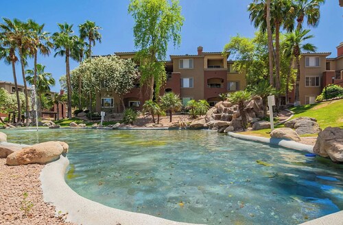 Cozy 2 Bed/ 2 Bath condo with fitness center and pools in wonderful Phoenix