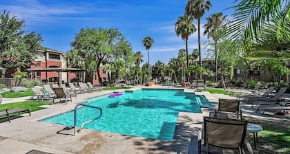 Cozy 2 Bed/ 2 Bath condo with fitness center and pools in wonderful Phoenix