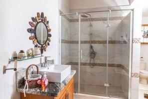 تجهيزات دش، حوض استحمام بنظام ضخ المياه، مجففات شعر، مناشف