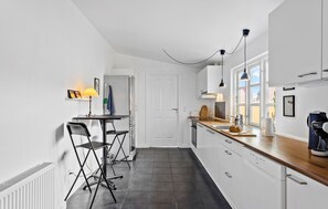 Fridge, microwave, stovetop, dishwasher - Stunning home in Rudkøbing with WiFi (Rudkøbing)