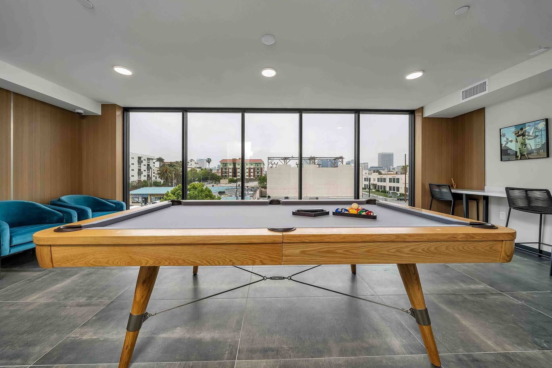 Stylish K-Town Luxury: 2Qbeds, Golf, Pool