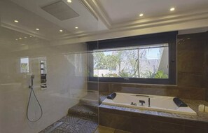 Een douche, een haardroger, handdoeken