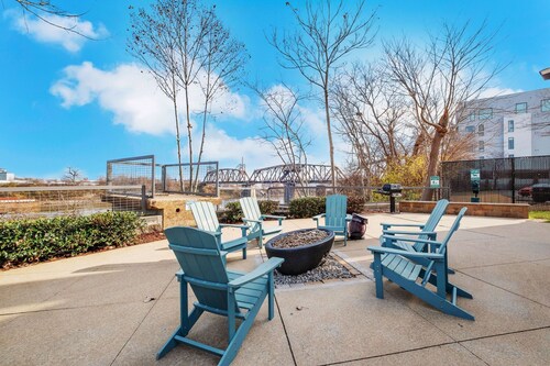 Stylish Downtown Nashville Condo ★ River Views  ★  PARKING ★ Close to everything